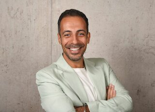 Adil Akman ist Facharzt für Innere Medizin und Nephrologie @ 